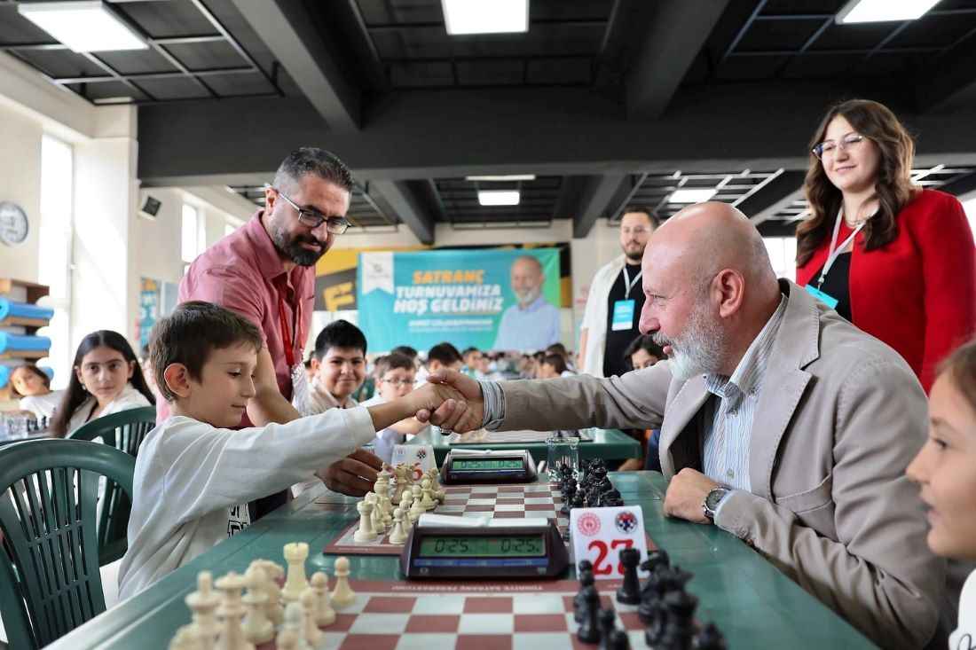 kocasinan-belediyesinin-ev-sahipliginde-duzenlenen-satranc-turkiye-kupasi-basladi-baskan-ahmet-colakbayrakdar-satrancta-dogru-hamleyi-yaptik-kocasinan-artik-turkiyenin-satranc-baskenti-oluyor-dedi