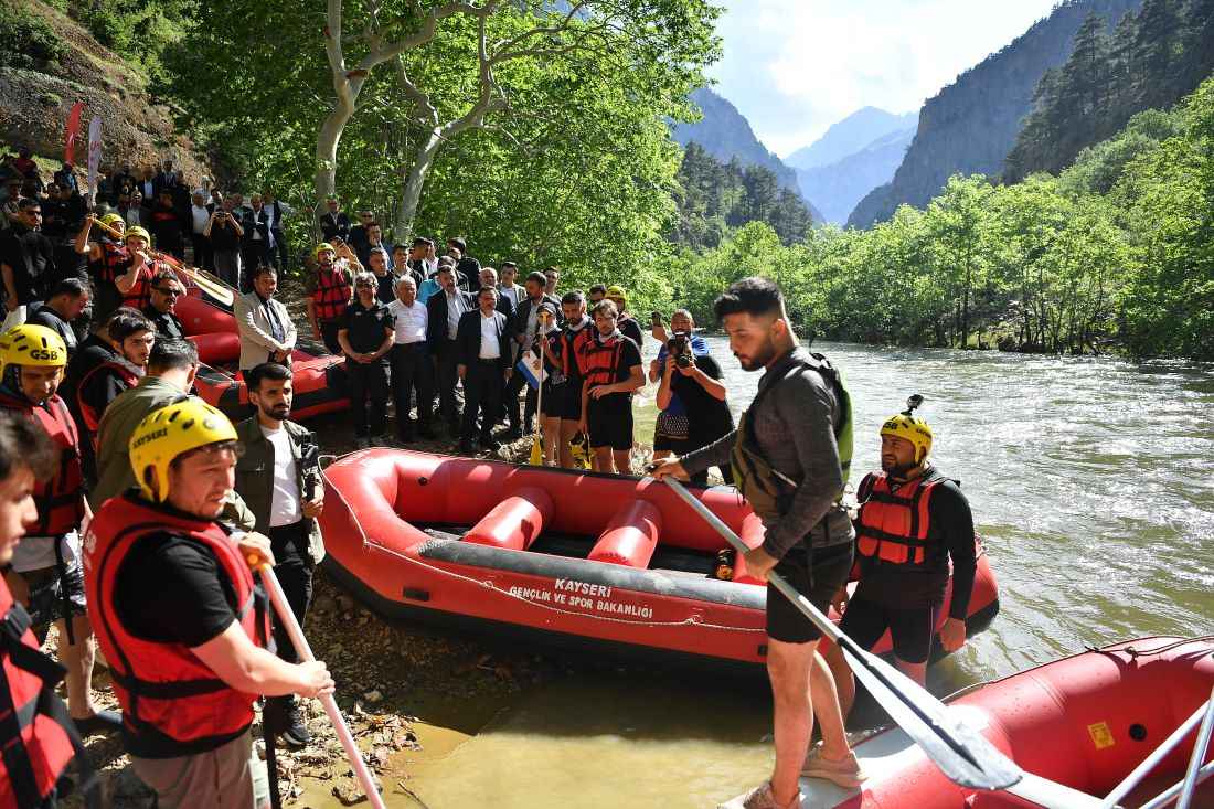 baskan-buyukkilic-ve-vali-cicek-yahyali-ilcesine-kazandirilan-8-kilometrelik-rafting-ve-kano-faaliyetleri-parkurunda-ilk-yarisin-startini-verdi