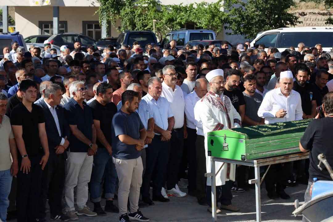 almanyanin-koln-kentinden-memleketleri-kayseriye-gelirken-nevsehirde-gecirdikleri-trafik-kazasinda-yasamini-yitiren-fadime-ana-erten-ile-ogullari-orhan-ve-boran-erten-yahyali-ilcesinde-gozyaslari-arasinda-son-yolculuklarina-ugurlandi