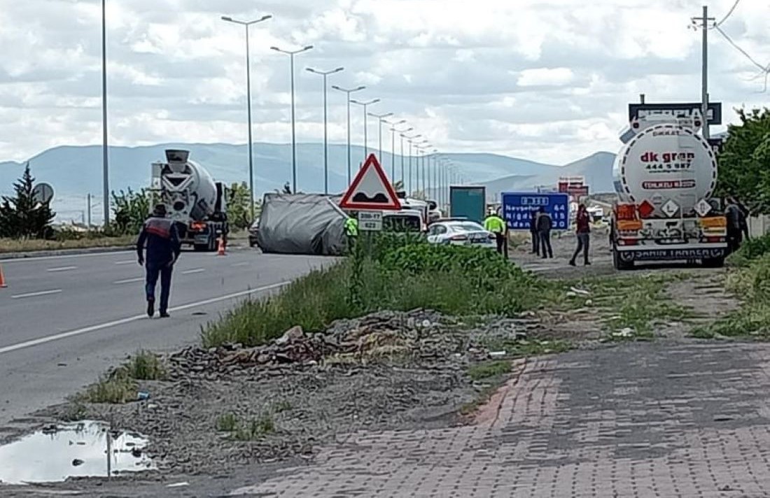 Kayseri Boğaz Köprüsü-Saraycık yolunda bir TIR, şoförün direksiyon hakimiyetini kaybetmesi sonucu devrildi. 