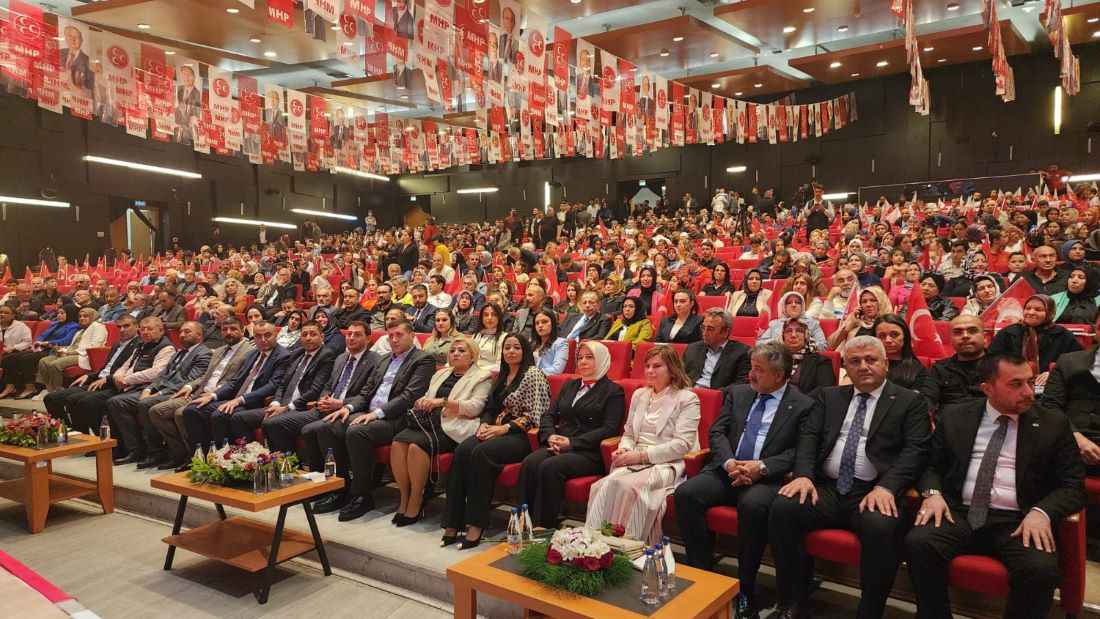 milliyetci-hareket-partisi-mhp-kadin-aile-cocuk-ve-engelli-politikalari-kacep-il-baskanligi-anneler-gununu-anlamli-bir-konserle-kutladi-kadir-has-kongre-merkezinde-gerceklestirilen-etkinlikte-nihat-altindis-muzaffer-elitas-ve-atilla-yilmaz-sahne-aldi