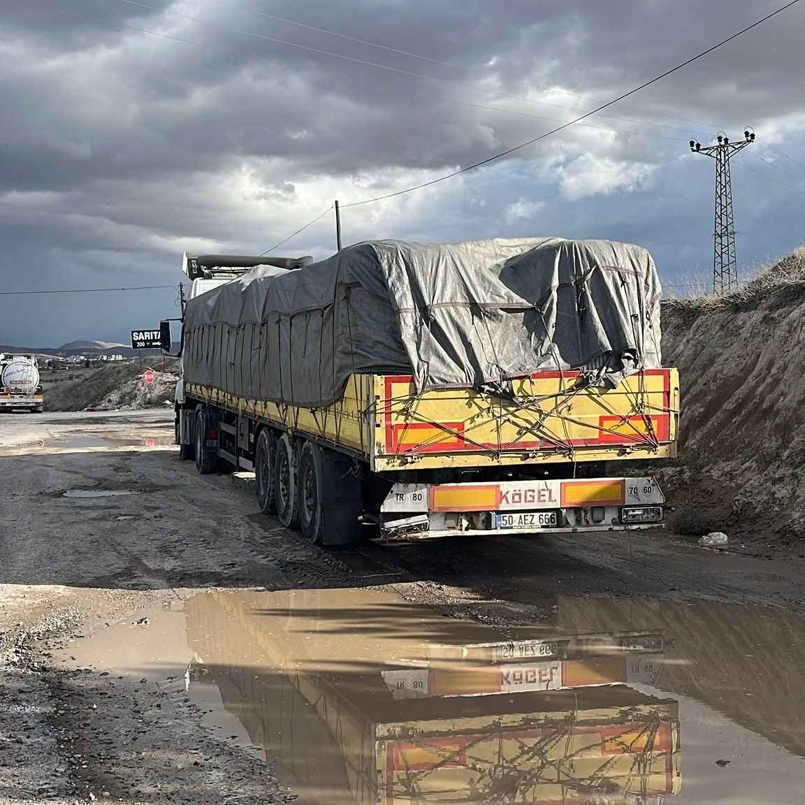 nevsehirde-bir-otomobilin-tira-arkadan-carpmasi-sonucu-meydana-gelen-kazada-2-yasindaki-aslan-efe-y-hayatini-kaybetti-kazada-yaralanan-anne-ve-baba-hastaneye-kaldirildi
