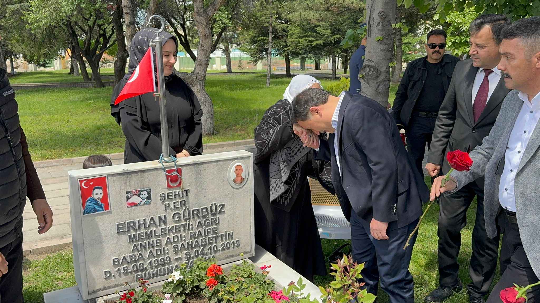 kayseride-vali-gokmen-cicek-ve-beraberindeki-protokol-uyeleri-kurban-bayrami-oncesi-kartal-sehitligine-ziyaret-gerceklestirdi