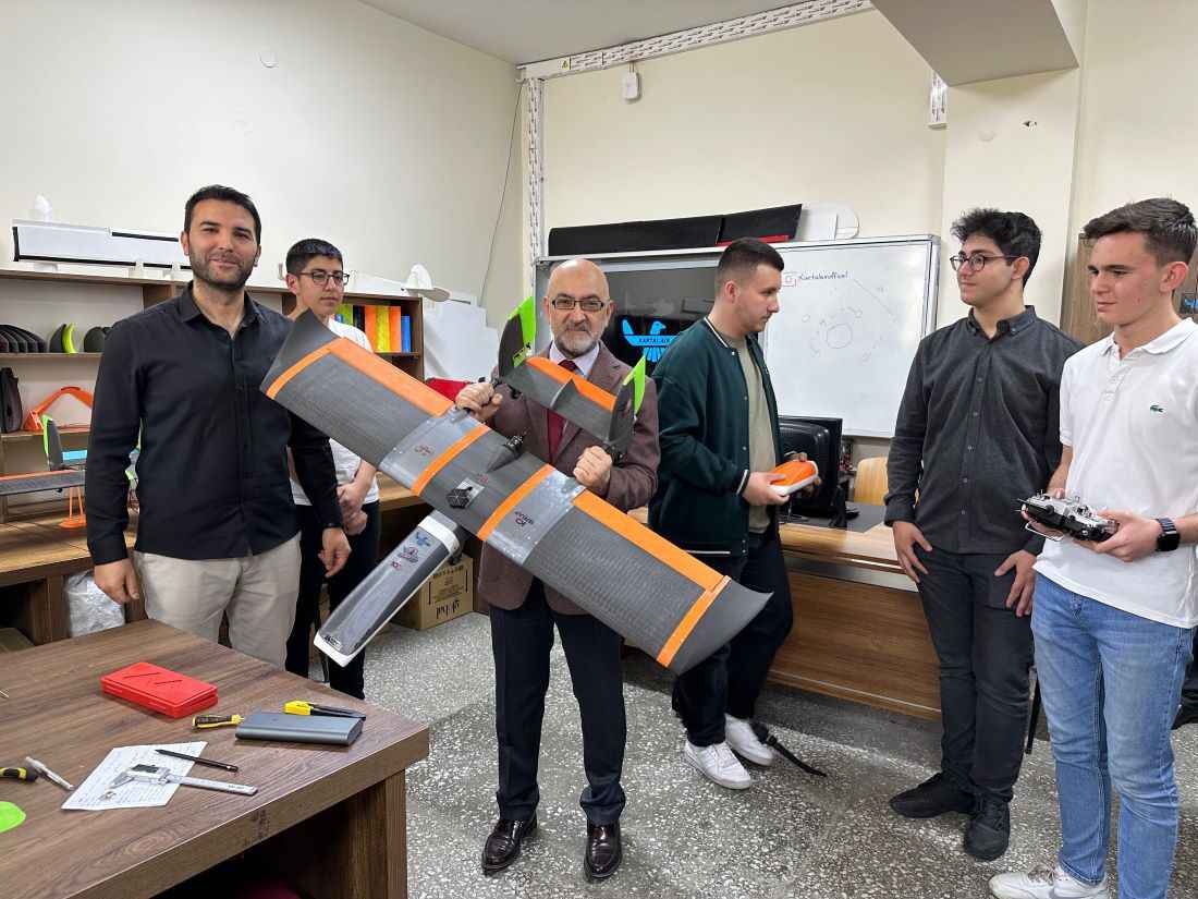 kartal-mesleki-ve-teknik-anadolu-lisesi-ucak-bakim-bolumu-ogrencileri-gelistirdikleri-insansiz-hava-araci-iha-prototipi-ve-simulasyonuyla-tubitak-bolge-birincisi-oldular