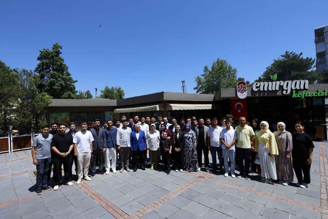 kayseri-buyuksehir-belediye-baskani-memduh-buyukkilic-ak-parti-kayseri-teskilatinin-duzenledigi-genclik-bulusmasinda-genclerle-bir-araya-geldi-genclerin-goruslerini-dinleyen-buyukkilic-turkiye-yuzyili-hedeflerine-genclerin-enerjisi-ve-vizyonuyla-ulasacaklarini-soyledi