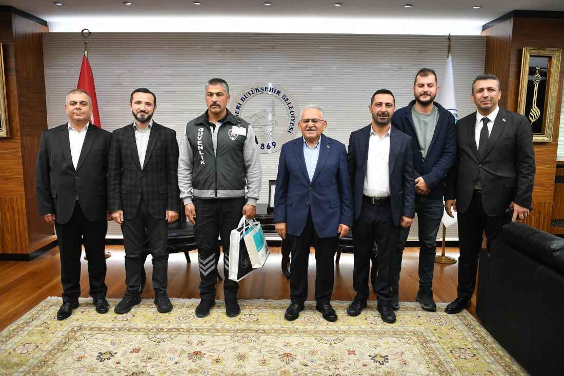 rayli-sistemde-kulaklikla-yuruyen-genc-yolcu-guvenlik-gorevlisi-ayhan-akisin-dikkati-sayesinde-tramvay-altinda-kalmaktan-son-anda-kurtuldu-baskan-dr-memduh-buyukkilic-olasi-faciayi-onleyen-guvenlik-gorevlisi-ayhan-akisa-tesekkur-belgesi-takdim-etti