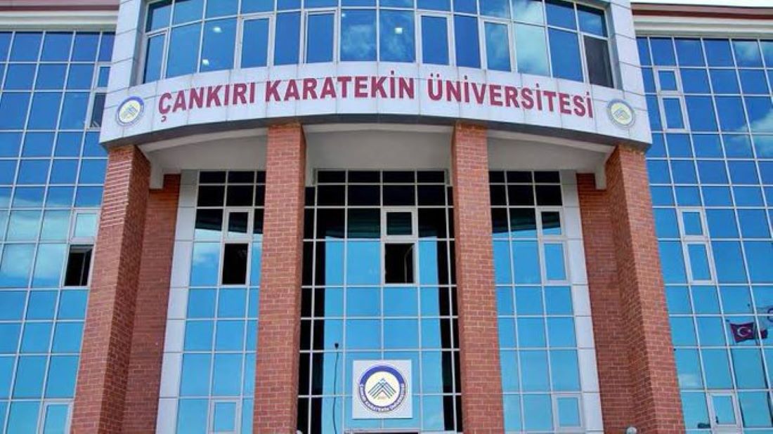 Çankırı Karatekin Üniversitesi’nde, saygı duruşu ve İstiklal Marşı okunduğu sırada ayağa kalkmayan akademisyen M.Ç., açığa alındı.