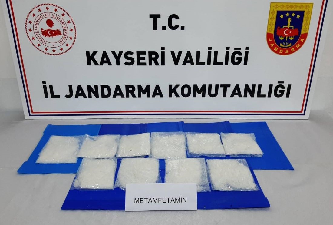 Kayseri’de jandarma ekipleri, 2 şahsın İstanbul’dan getirmiş oldukları uyuşturucuları satacakları bilgisi üzerine harekete geçti ve takip sonucunda şahıslar yakalandı