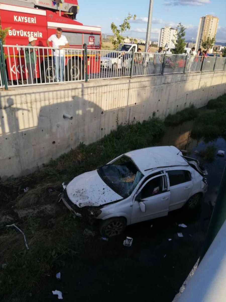 dramatik-kaza-kayseride-otomobil-kanala-uctu-surucu-yarali-kurtarildi
