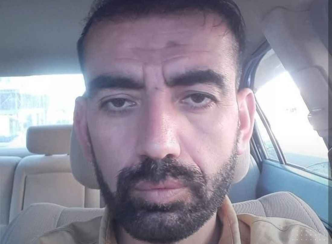 erciyes-universitesi-ogrencileri-pompali-tufekle-oldurulen-arkadaslari-meliha-keskin-icin-fakulte-binasi-onunde-toplandi-siyah-kiyafetler-giyip-pankartlar-acan-ogrenciler-keskinin-hayatini-kaybettigi-alana-gul-ve-karanfiller-birakti