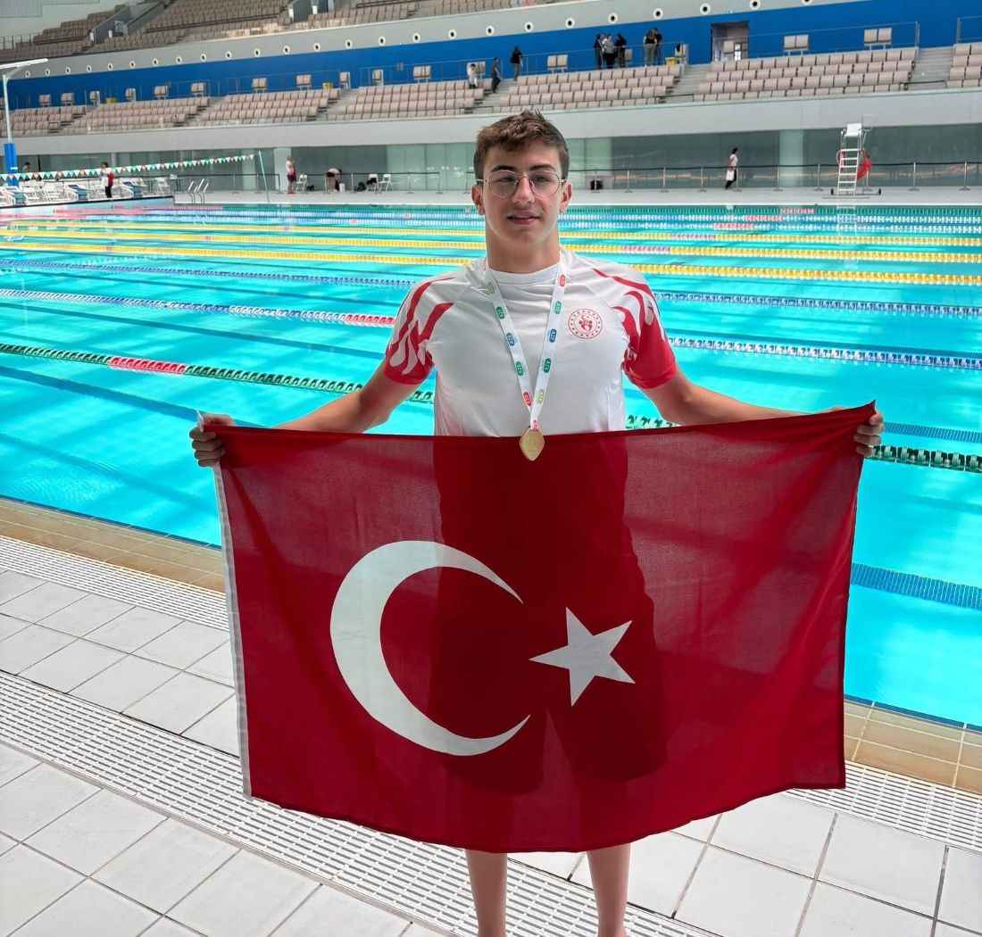 turk-devletleri-teskilati-tarafindan-azerbaycanin-baskenti-bakude-duzenlenen-herkes-icin-yuzme-projesi-final-musabakalarinda-turkiyeyi-temsil-eden-kayserili-milli-sporcu-yigit-ahmet-narin-17-yas-kategorisinde-sampiyon-olarak-altin-madalyanin-sahibi-oldu