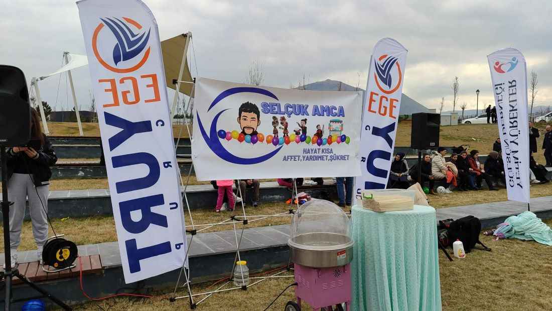ege-yurt-grup-selcuk-amca-ve-yetim-yurekler-derneginin-ortaklasa-hazirladigi-yetim-cocuklar-icin-millet-bahcesinde-buyuk-capta-organizasyon-duzenlendi