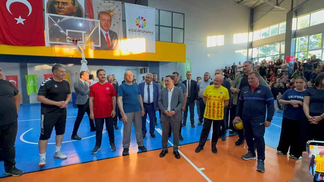 valilik-belediye-ve-spor-camiasinin-is-birligiyle-yurutulen-erva-spor-okullarinda-ogrencilere-kiyafet-destegi-saglandi-kayserinin-genclere-yonelik-projesi-turkiyeye-model-oluyor