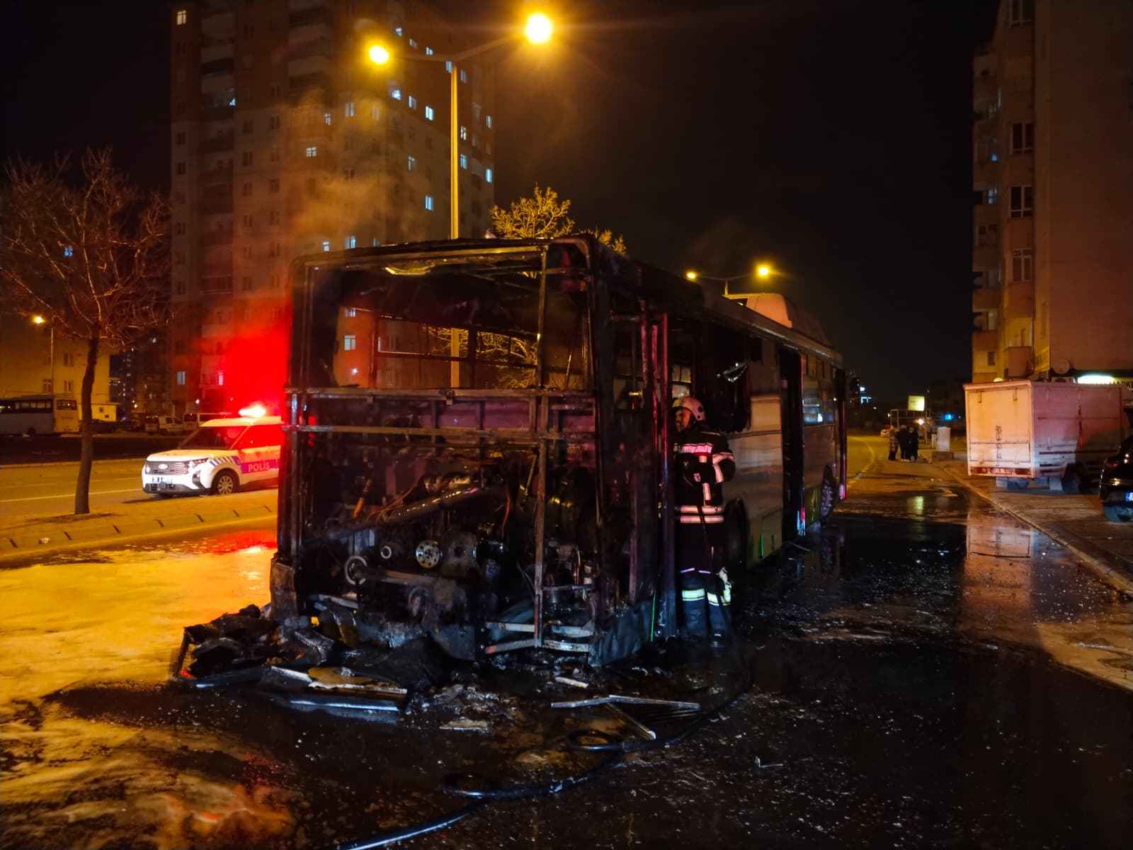 melikgazide-seyir-halindeki-ozel-halk-otobusu-saniyeler-icinde-alevlere-teslim-oldu-yolcularin-yeni-inmis-olmasi-buyuk-bir-faciayi-onlerken-yanan-otobusten-geriye-demir-yigini-kaldi