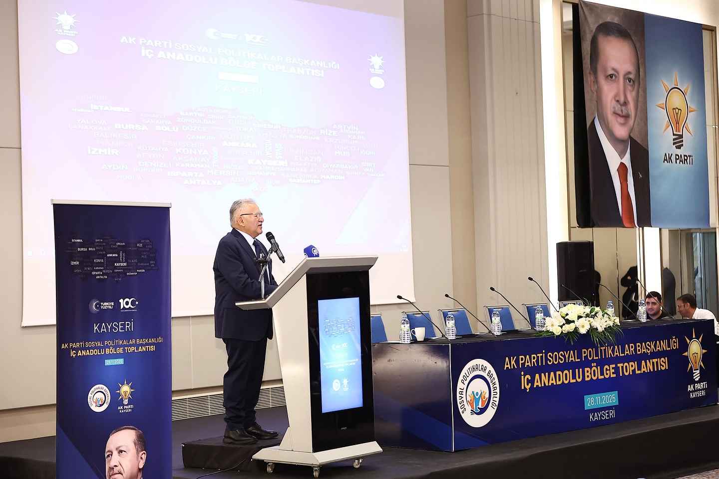 ak-parti-sosyal-politikalar-baskanliginin-ic-anadolu-bolge-toplantisina-katilan-buyuksehir-belediye-baskani-dr-memduh-buyukkilic-sosyal-belediyecilikteki-basarili-hizmetleriyle-takdir-topladi