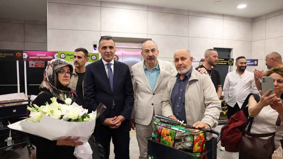 almanyadan-memleketine-donen-gurbetciler-ciceklerle-ve-halk-oyunlariyla-karsilandi