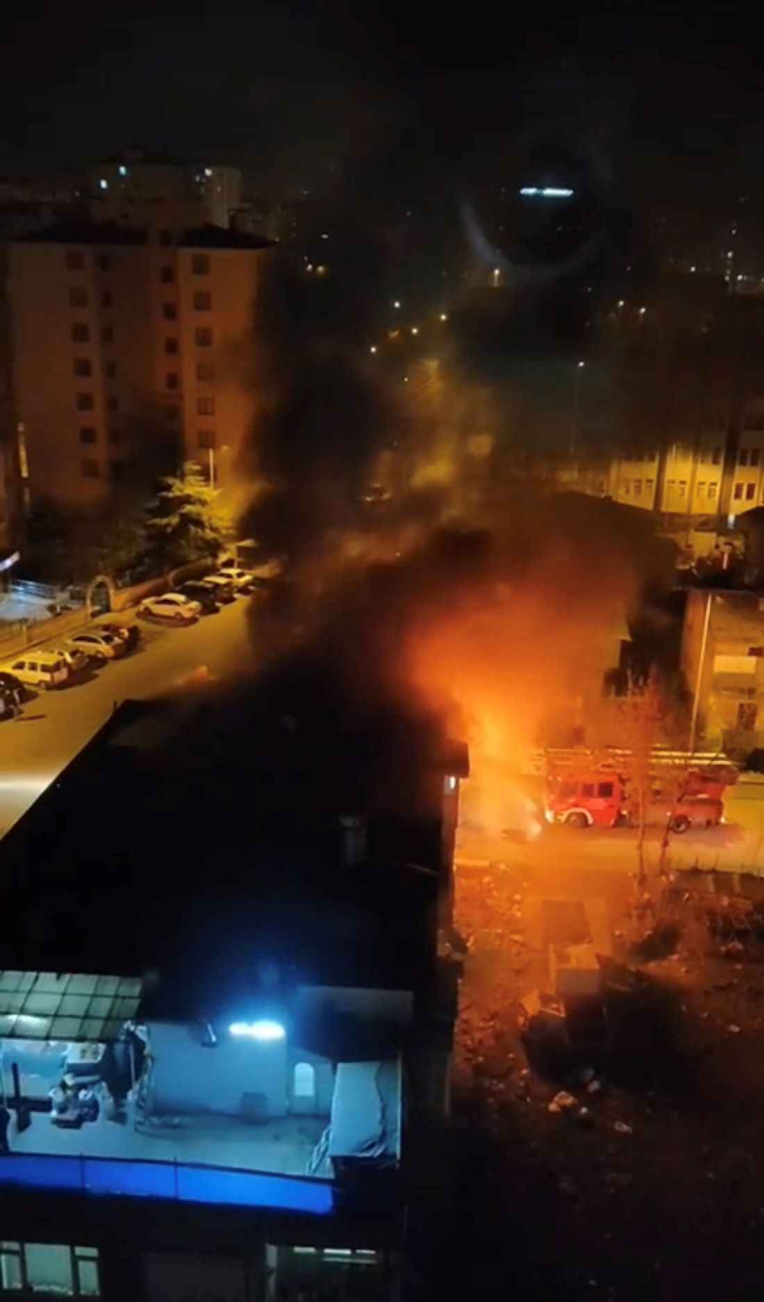 aydinlikevler-mahallesinde-3-katli-binanin-2nci-katinda-cikan-yangin-itfaiye-ekiplerince-sondurulurken-dumandan-etkilenen-1-kisi-tedavi-altina-alindi