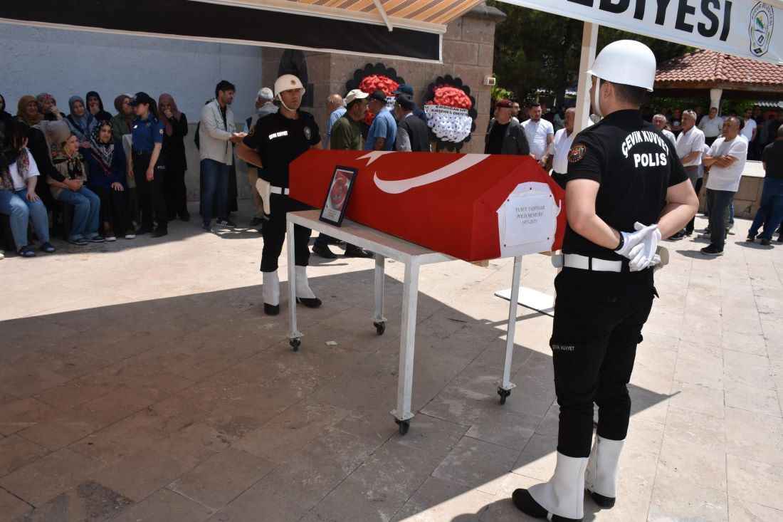 kayseri-kocasinan-ilce-emniyet-mudurlugu-aile-ici-siddetle-mucadele-buro-amirliginde-gorev-yapan-polis-memuru-yusuf-taspinar-kurban-kesimi-sirasinda-gecirdigi-kalp-krizi-sonucu-yasamini-yitirdi