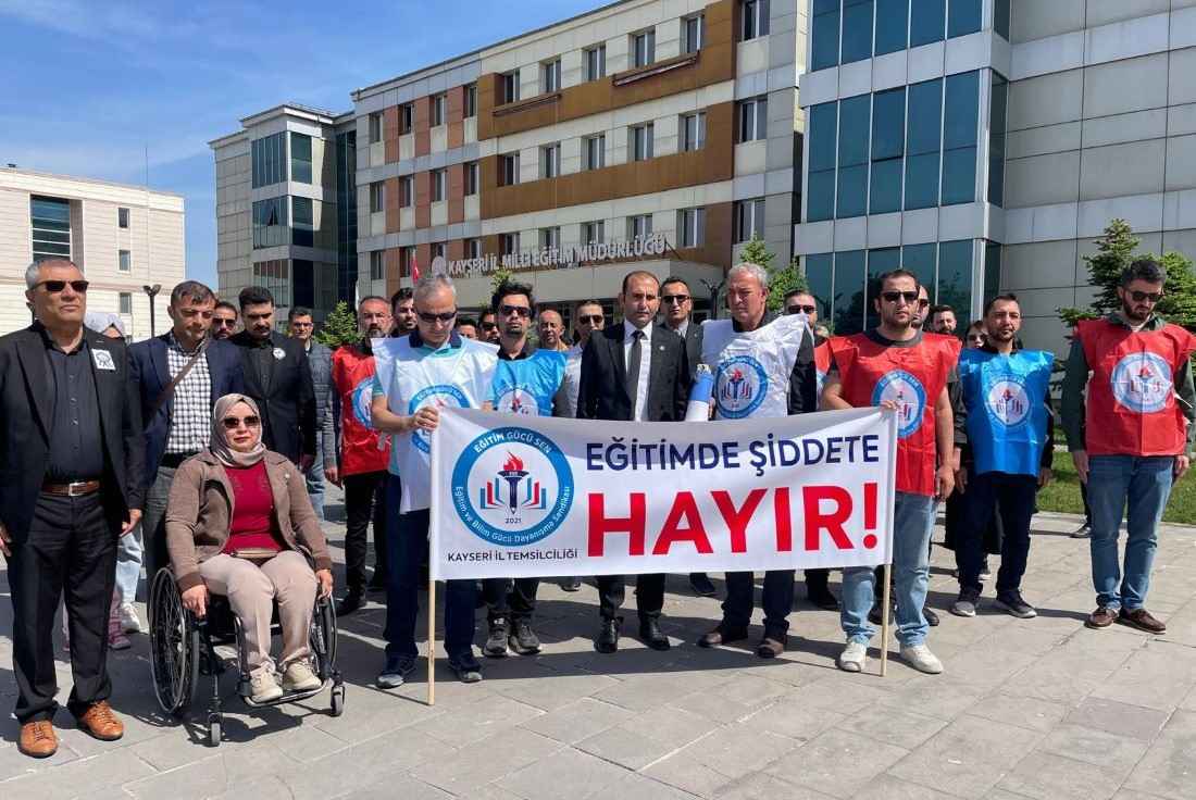 egitim-ve-bilim-gucu-dayanismasi-sendikasi-uyeleri-egitimde-siddeti-kinamak-icin-il-milli-egitim-mudurlugu-onunde-basin-aciklamasi-duzenledi