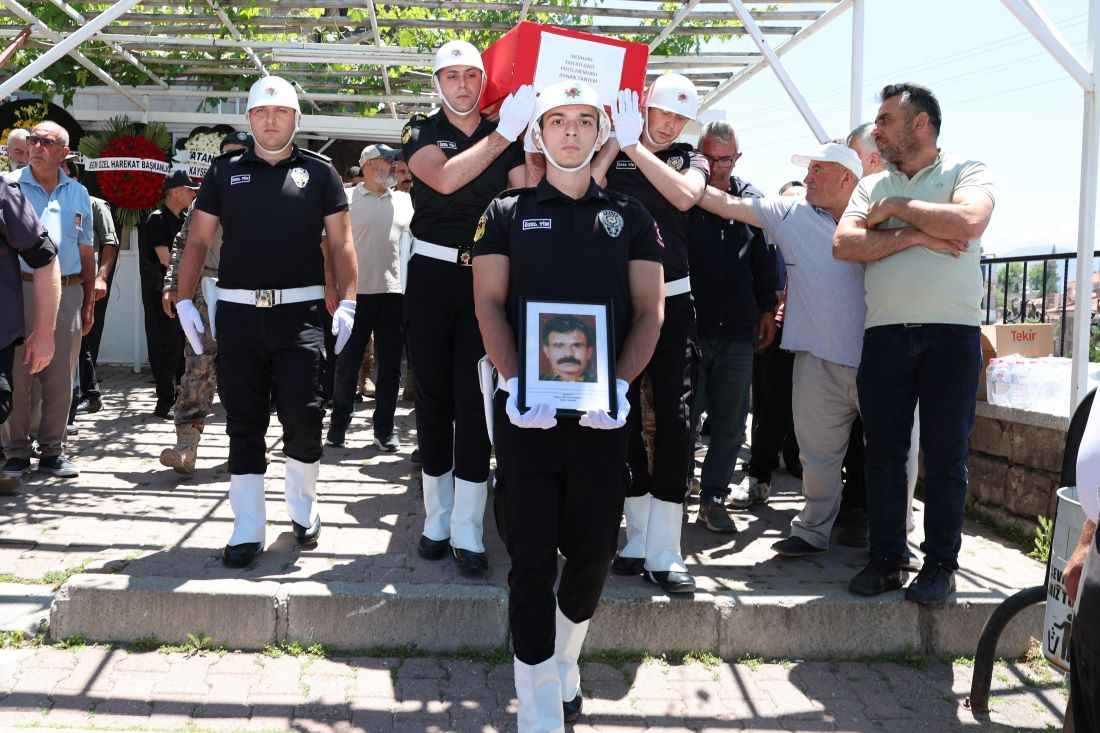 siirtte-gorevdeyken-gazi-olan-emekli-ozel-harekat-polisi-adnan-tanyeri-dualarla-topraga-verildi