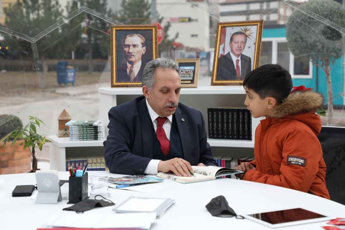 talas-belediye-baskani-mustafa-yalcin-tarafindan-yaklasik-2-yil-once-turkiyede-bir-ilk-olarak-baslatilan-seffaf-odada-baskanla-bas-basa-uygulamasinda-120-bulusma-gerceklesti