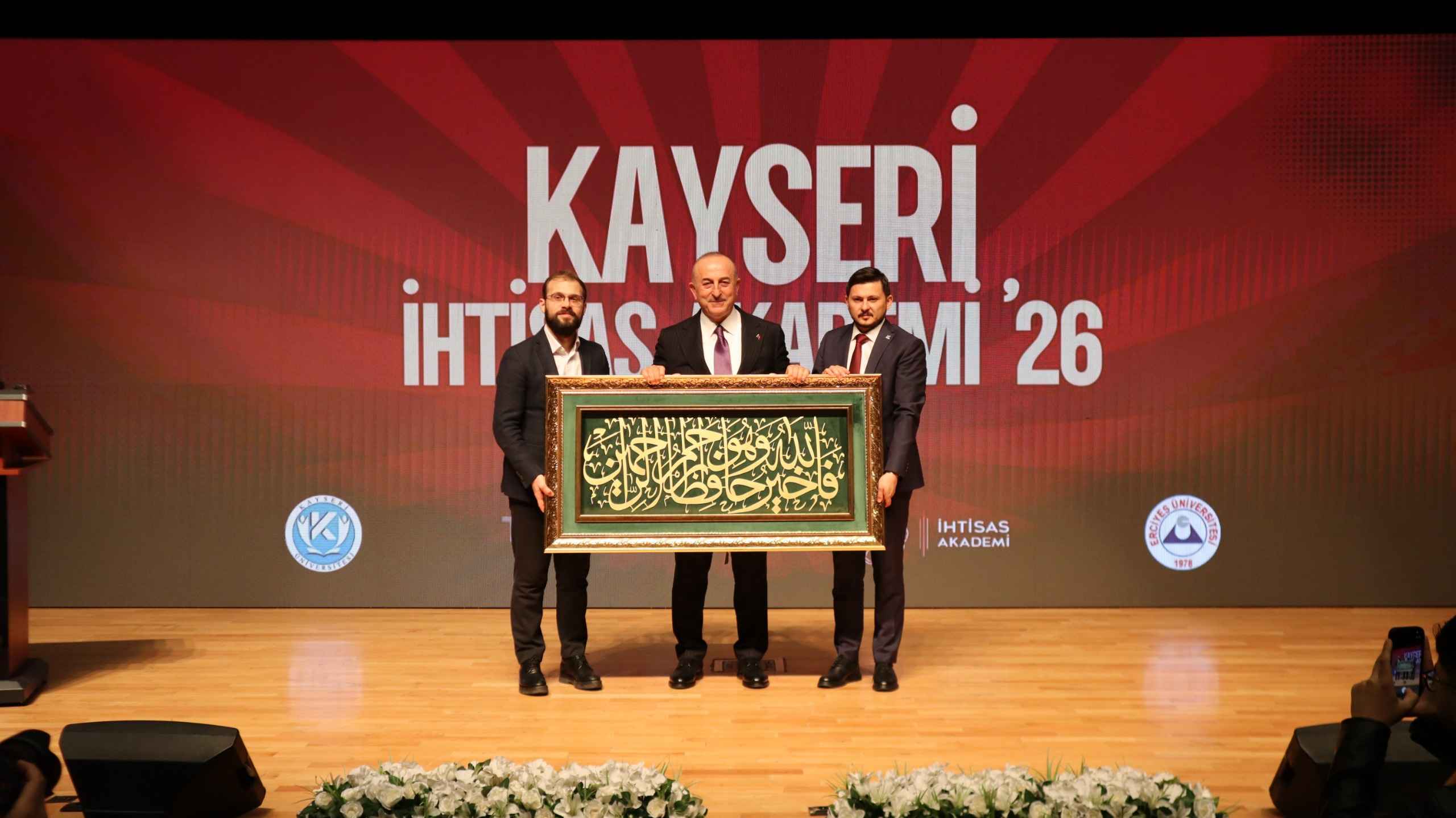 disisleri-eski-bakani-mevlut-cavusoglu-kayseride-yaptigi-konusmada-ukrayna-rusya-savasinda-batili-ulkelerin-barisi-engelledigini-savundu-bolgedeki-gerilimin-sorumlusunun-israil-oldugunu-belirten-cavusoglu-turkiyenin-celik-kubbe-gibi-projelerle-savunmasini-guclendirecegini-vurguladi