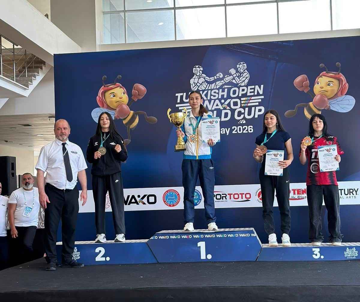 antalyada-43-ulkeden-yaklasik-3-bin-sporcunun-katilimiyla-duzenlenen-kick-boks-dunya-kupasina-kayserili-sporcular-damga-vurdu