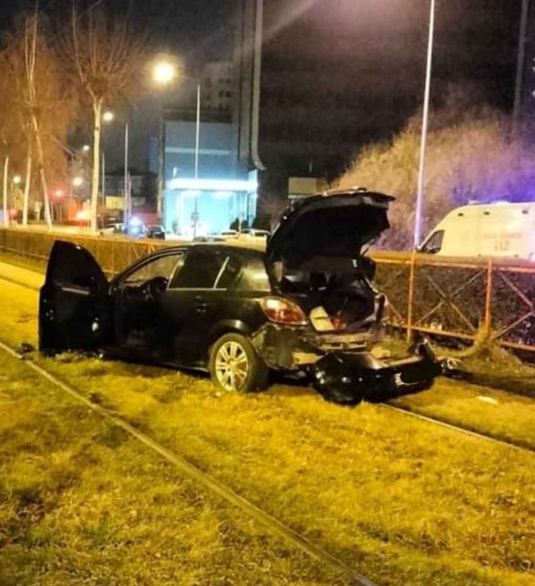 kayseride-gece-saatlerinde-yasanan-kazada-direksiyon-hakimiyetini-kaybeden-surucu-tramvay-yoluna-girdi-yarali-hastaneye-sevk-edildi
