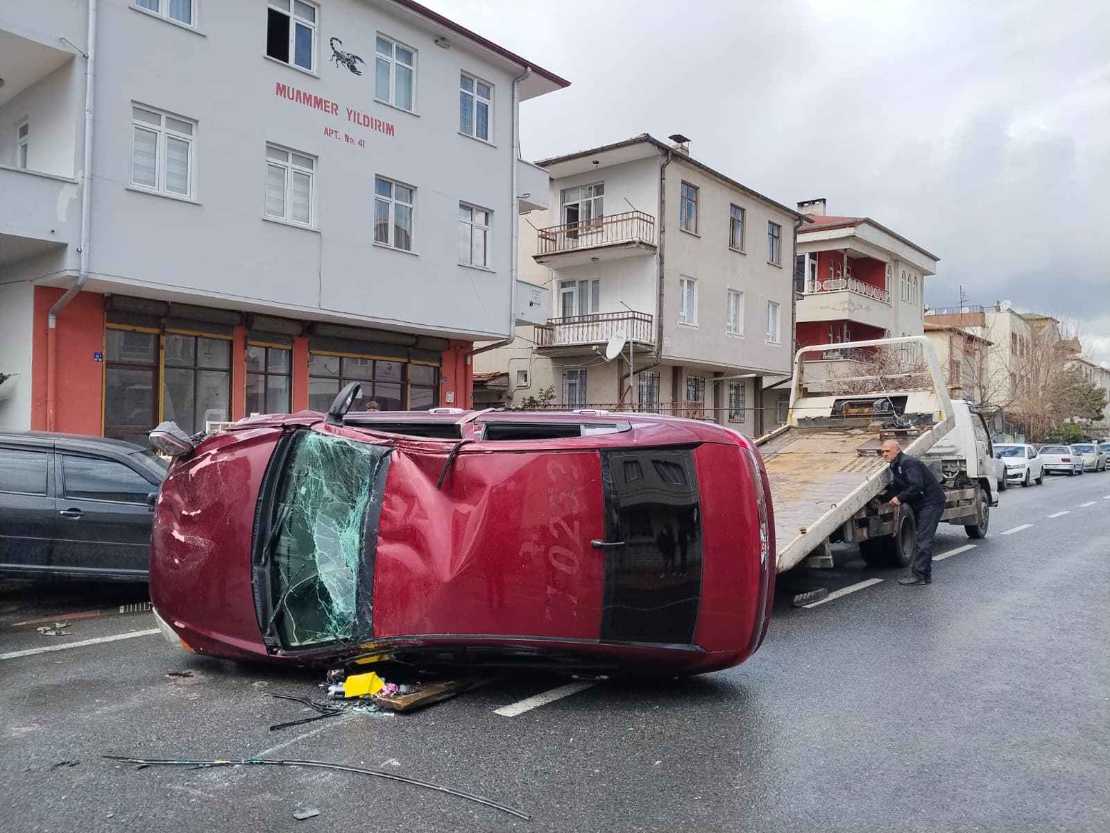 kayserinin-kocasinan-ilcesi-yenimahalle-16-cadde-uzerinde-meydana-gelen-kazada-direksiyon-hakimiyetini-kaybeden-ys-yonetimindeki-38-ajr-999-plakali-otomobil-yol-kenarinda-park-halindeki-bir-araca-carparak-takla-atti