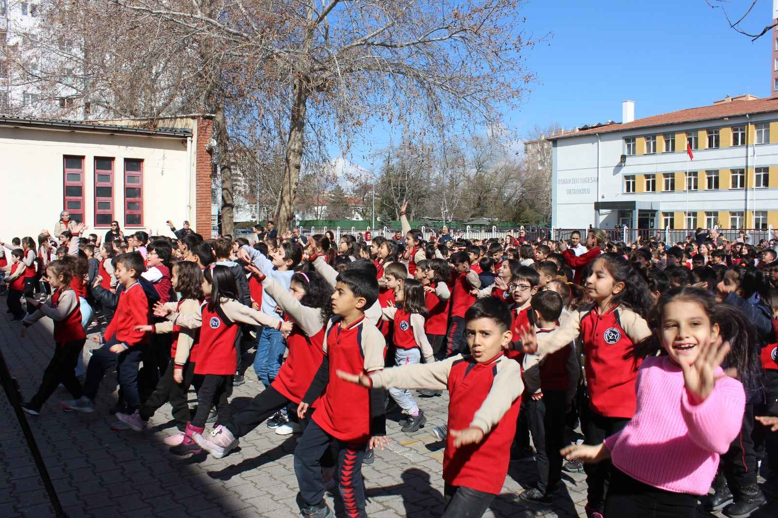 kayseri-osman-yucesan-ilkokulunda-sinif-ogretmenligi-yapan-sule-yuksel-her-sabah-ogrencilerine-ders-oncesi-muzik-ve-dans-esliginde-motive-ediyor