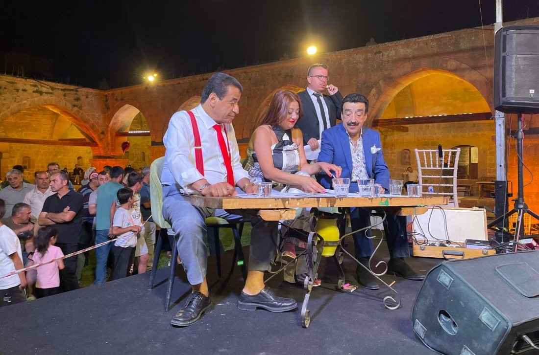 incesu-karamustafapasa-kervansarayinda-ahmet-kizilisik-ve-murat-eryucel-anisina-o-ses-bu-ses-yarismasi-duzenlendi