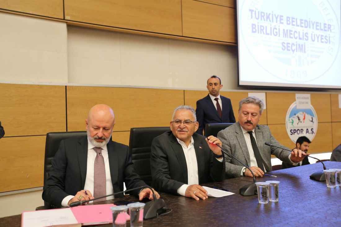 turkiye-belediyeler-birligi-meclis-uyesi-secimlerinde-cumhuriyet-halk-partisi-grubu-cumhur-ittifaki-grubunun-sunmus-oldugu-delege-listesi-onerisini-kabul-etmedikleri-gerekcesiyle-meclis-salonunu-terk-etti