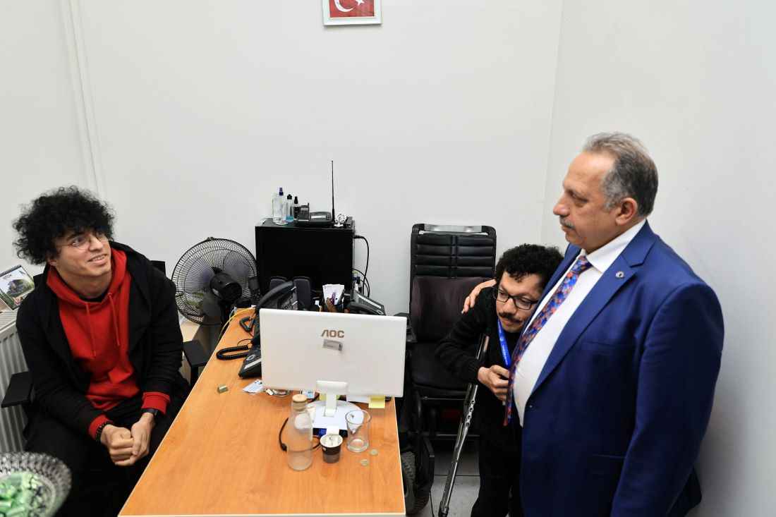 talas-belediye-baskani-mustafa-yalcin-bayram-donusu-ilk-mesai-gununde-sahada-ve-belediye-hizmet-binasinda-gorevli-personelle-bayramlasti