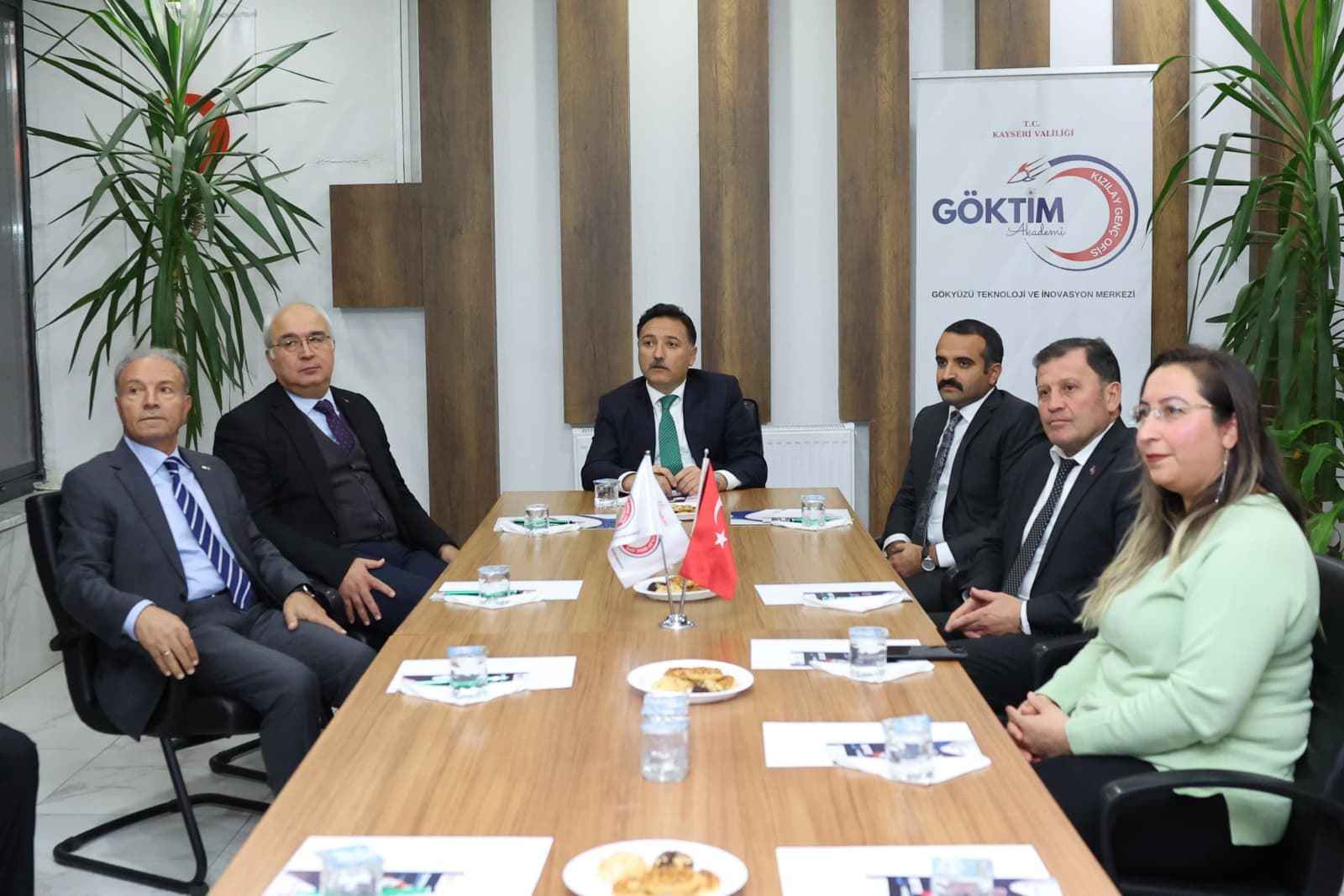 kayseri-valisi-gokmen-cicek-goktim-gokyuzu-teknoloji-ve-inovasyon-merkezini-ziyaret-ederek-genc-mucitlerle-bir-araya-geldi