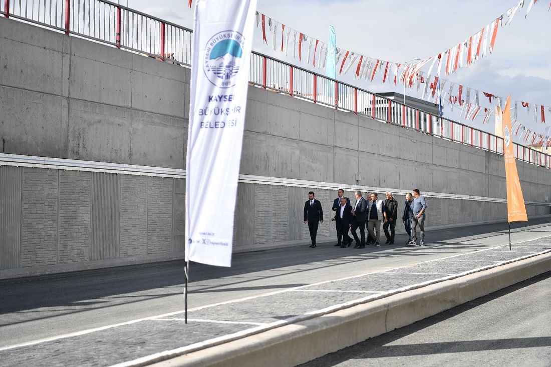 buyuksehir-belediyesi-85-gun-gibi-kisa-bir-surede-tamamlanan-projeyle-mehmet-ozhaseki-bulvari-talas-organize-sanayi-bolgesi-ve-erciyes-hattindaki-ulasimi-kesintisiz-hale-getirdi