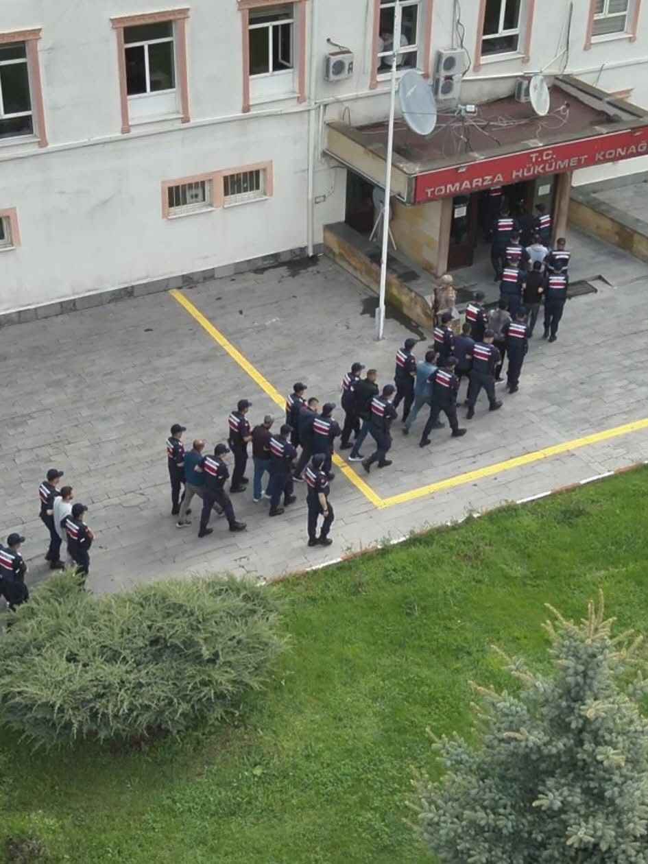 kayserinin-tomarza-ilcesinde-jandarma-ekiplerinin-gerceklestirdigi-uyusturucu-operasyonunda-gozaltina-alinan-13-suphelinin-12si-cikarildiklari-mahkemece-tutuklanarak-cezaevine-gonderildi