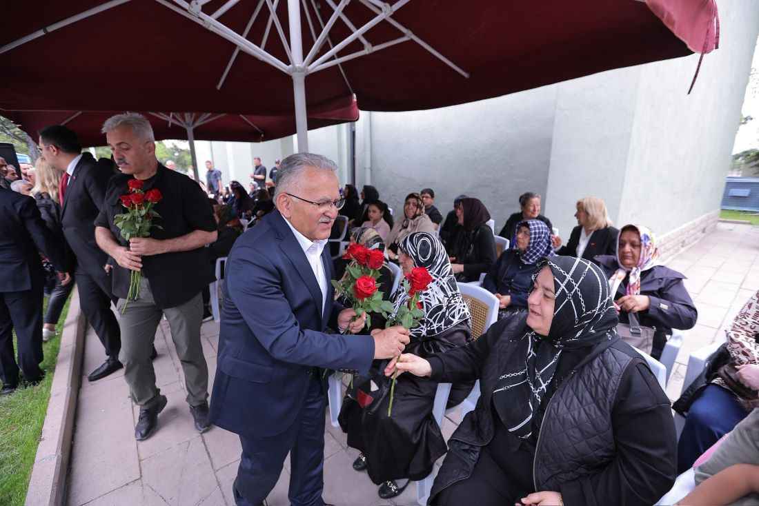 vali-cicek-ve-baskan-buyukkilic-sehit-annelerinin-anneler-gununu-tek-tek-kutladi-onlarin-acilarina-ortak-oldu