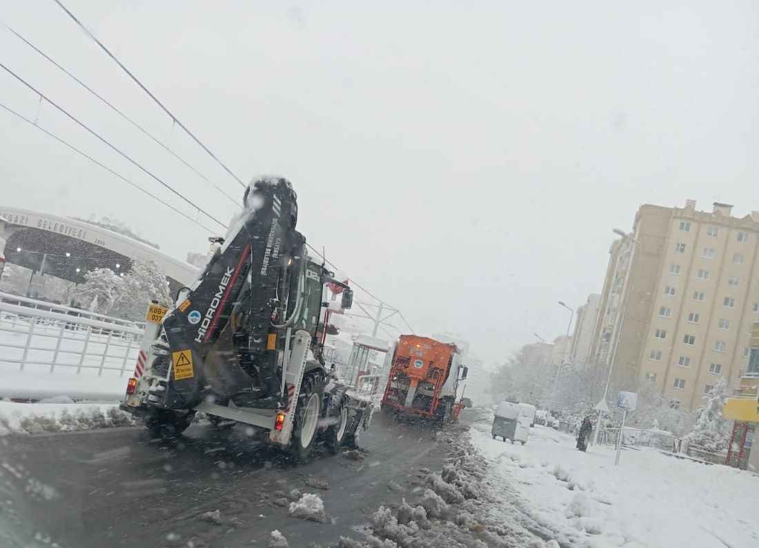canakkalenin-ayvacik-ilcesi-aciklarinda-25i-cocuk-olmak-uzere-51-kacak-gocmen-yakalandi