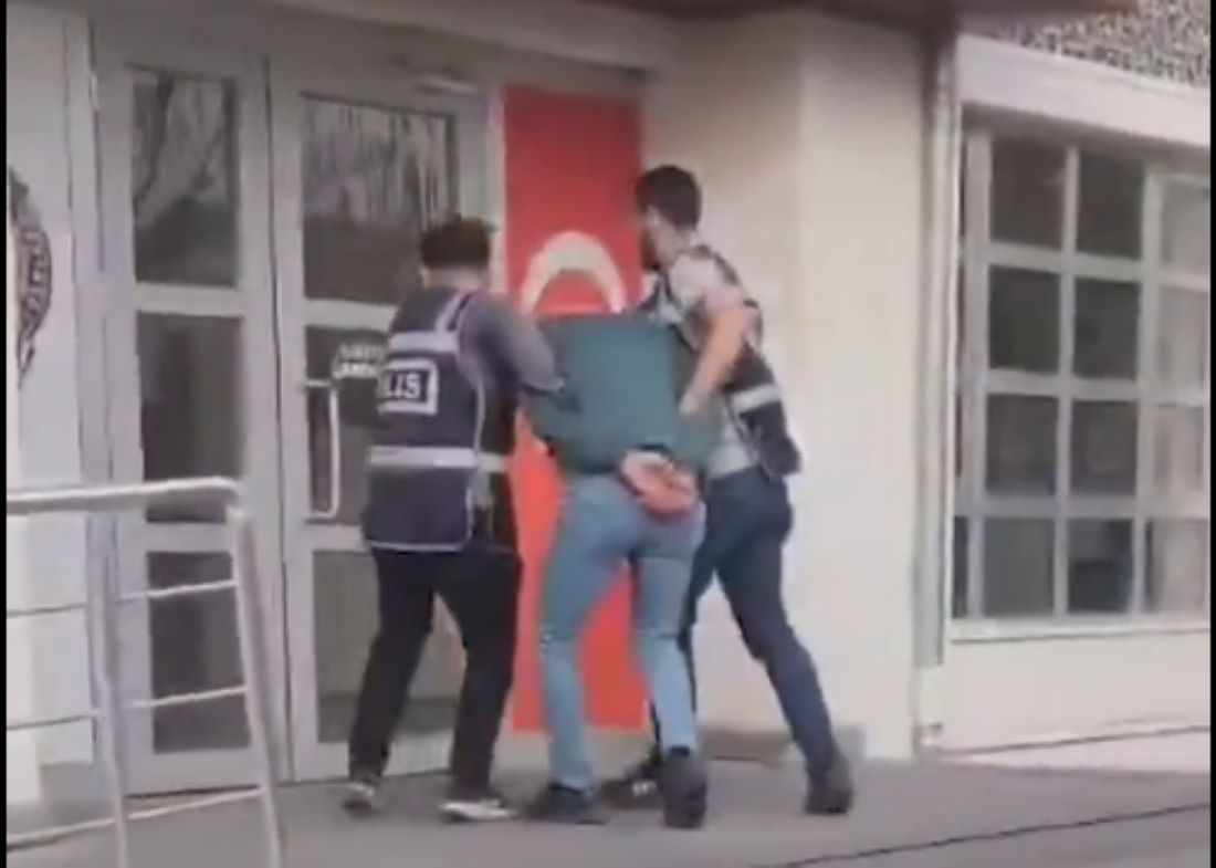 Kayseri’de sosyal medya hesabından silahlı pozlar paylaşan bir şahıs, emniyet ekiplerinin operasyonuyla yakalandı! Evde ruhsatsız tabanca, tüfek ve cephane ele geçirildi.