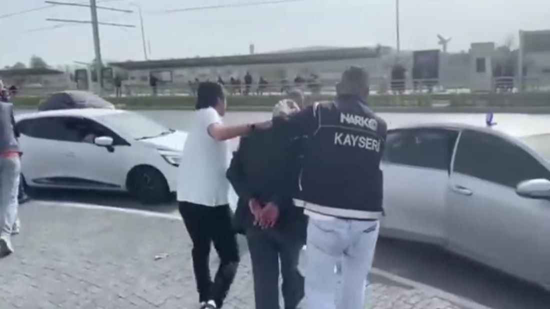 kayseride-yolcu-otobusu-ile-kente-uyusturucu-madde-sokmaya-calistiklari-tespit-edilen-2-kisi-yakalanarak-tutuklandi