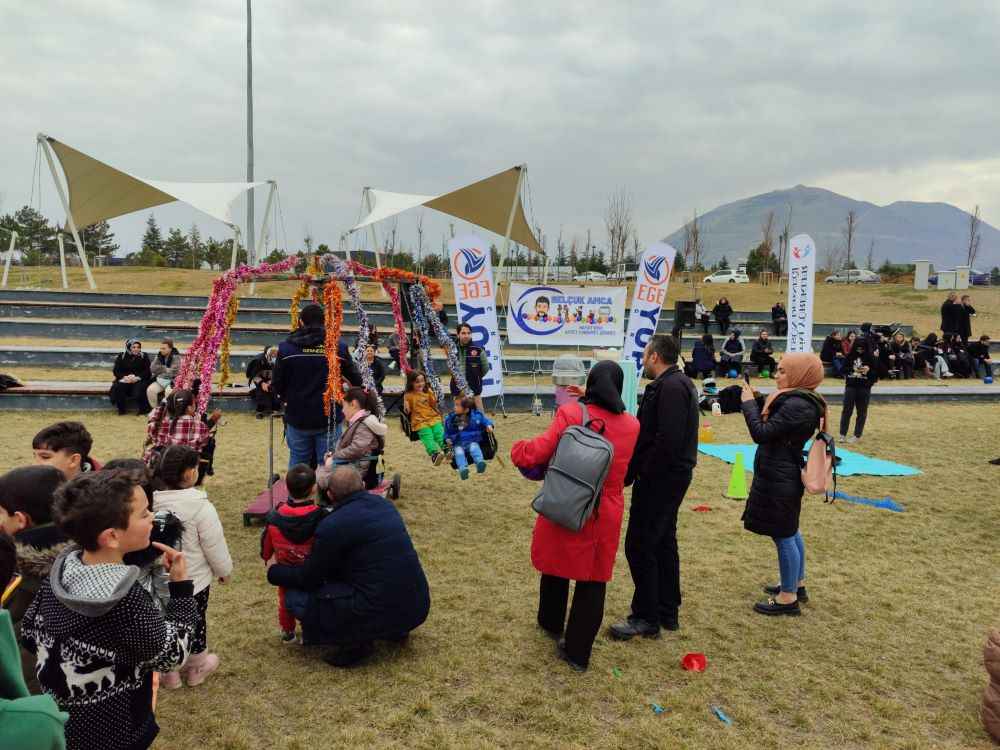 ege-yurt-grup-selcuk-amca-ve-yetim-yurekler-derneginin-ortaklasa-hazirladigi-yetim-cocuklar-icin-millet-bahcesinde-buyuk-capta-organizasyon-duzenlendi