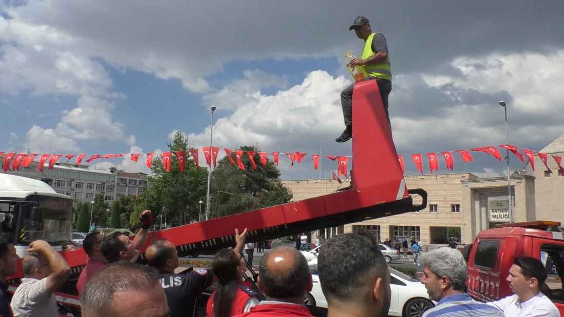 kayseride-aa-isimli-sahis-iddiaya-gore-isten-cikarilacagini-ogrenmesi-uzerine-cekici-aracinin-ustune-cikarak-elindeki-benzinle-kendini-yakmak-istedi