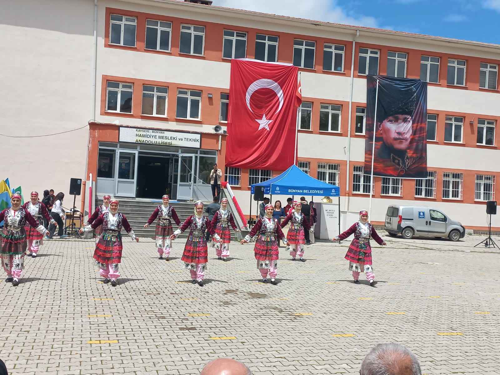 kayserinin-bunyan-ilcesinde-19-mayis-ataturku-anma-genclik-ve-spor-bayrami-duzenlenen-programla-coskuyla-kutlandi-ogrencilerin-hazirladigi-gosteriler-buyuk-begeni-topladi