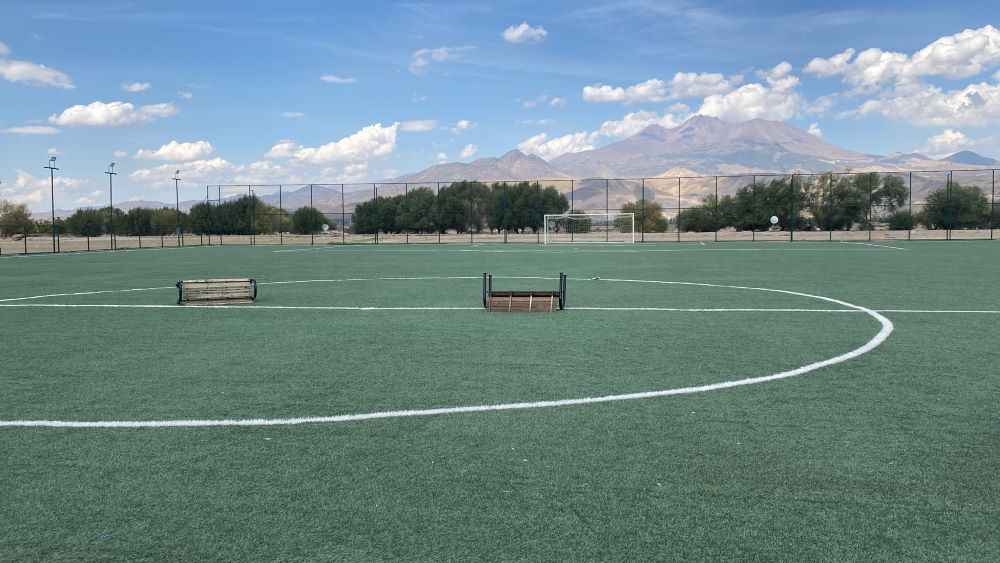 kayseri-valisi-gokmen-cicek-ile-kayseri-genclik-ve-spor-il-mudurlugu-tarafindan-develi-ilcesi-sindelhoyuk-mahallesinde-bulunan-stadyumun-zemini-yenilenecek
