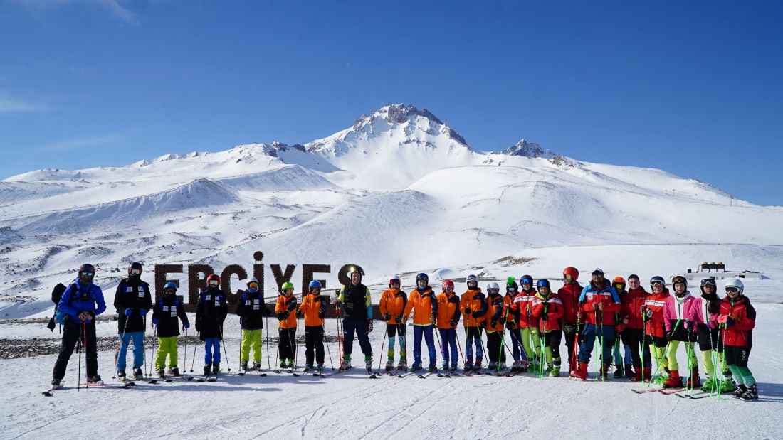 kayseri-erciyes-as-ve-uluslararasi-turk-kulturu-teskilati-tarafindan-organize-edilen-erciyes-turksoy-kupasi-turk-dunyasindan-genc-kayak-sporculari-zirvede-bir-araya-getirdi-7-ulkeden-sporcular-kiyasiya-mucadele-etti