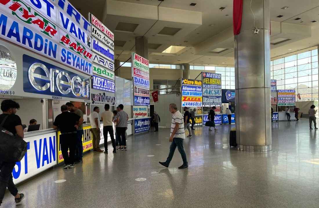 kayseride-terminalde-9-gunluk-bayram-tatilinin-ardindan-tatilciler-kente-donus-yaparken-ogrencilerin-yogunlugu-basladi