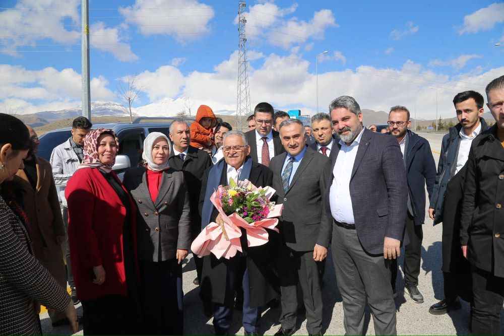 kayseri-buyuksehir-belediye-baskani-dr-memduh-buyukkilic-ata-topragi-develiyi-ziyaret-ederek-ilce-sakinleriyle-bir-araya-geldi