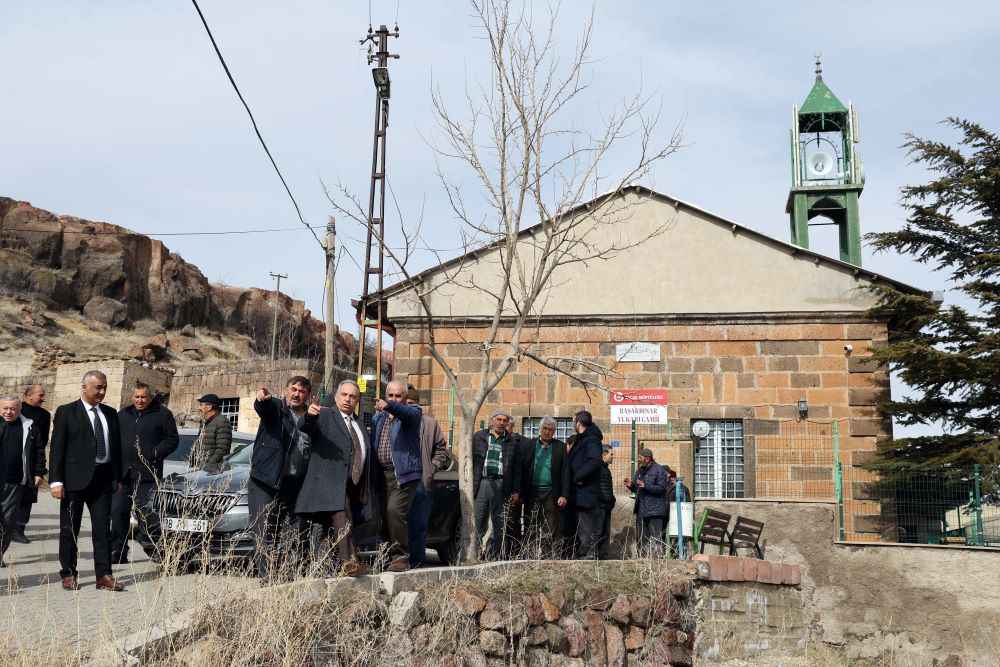 talas-belediye-baskani-mustafa-yalcin-ilcenin-kirsal-mahallelerinden-basakpinarda-yapimini-devam-eden-calismalarda-incelemelerde-bulundu
