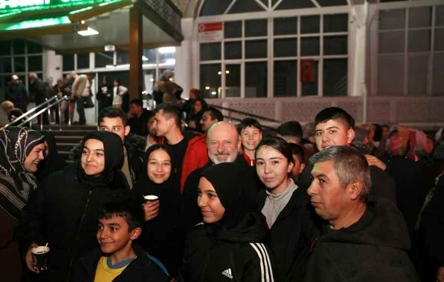 kocasinan-belediyesi-ramazan-ayinin-birlik-ve-beraberlik-ruhunu-yasatmak-amaciyla-her-gun-bir-camide-teravih-namazi-sonrasi-vatandaslara-tatli-ikraminda-bulunuyor