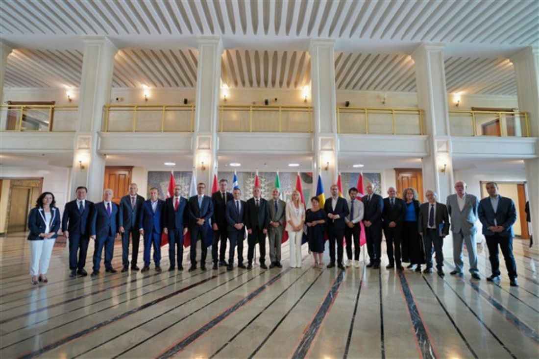avrupanin-onde-gelen-kentlerini-temsil-eden-eurocities-ve-b40-uyesi-sehirlerin-belediye-baskanlari-istanbul-buyuksehir-belediye-ibb-baskani-ve-cumhuriyet-halk-partisinin-chp-cumhurbaskani-adayi-ekrem-imamogluna-ozel-demokrasi-odulu-verdi